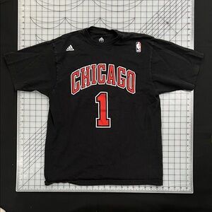 Adidas Black and Red Chicago Bulls - Derrick Rose Jersey Tee shirt - Vintage 00s